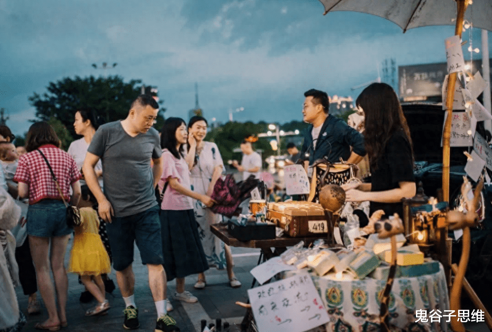 摆摊|人均上百的海底捞,为什么非要去夜市摆摊,摆摊真那么赚钱吗?