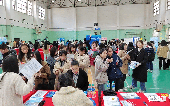 求职|应届生求职遇迷惑HR,被问能否提供生理服务,评论区让我瞪大双眼