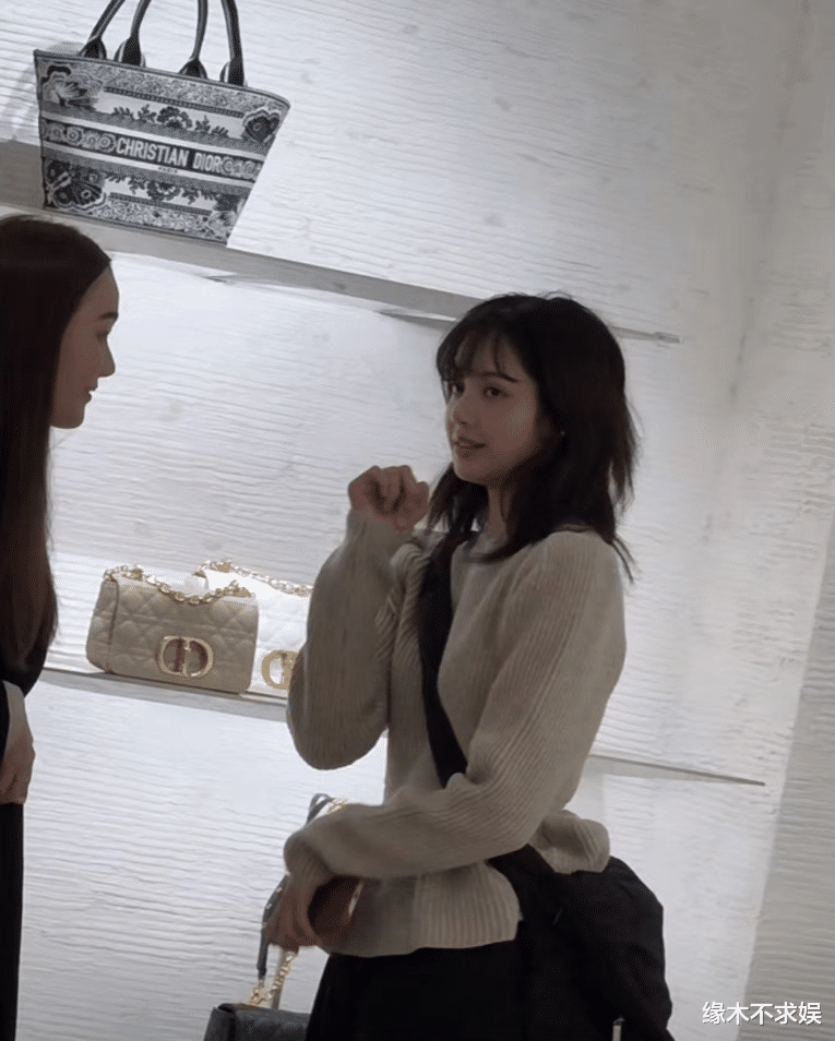 Lisa逛LV被偶遇,保镖陪同太霸气,头发毛糙,穿搭邋里邋遢引争议