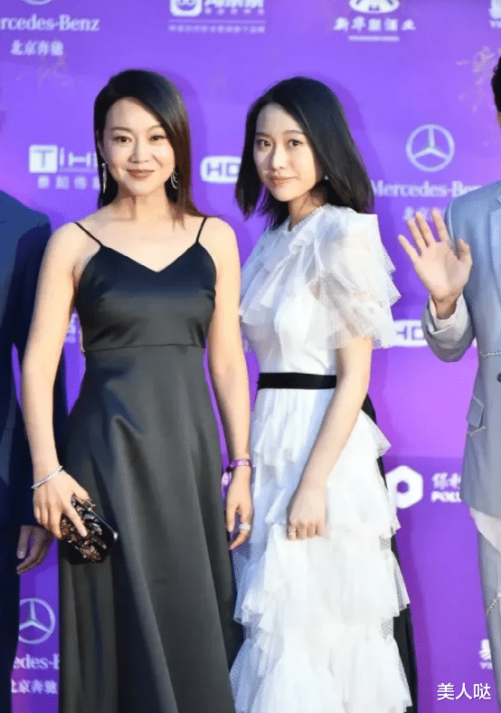 邹元清 闫妮携女儿见世面，50岁闫妮太有熟女韵味，23岁邹元清长相普通没辨识度，难怪捧不起来