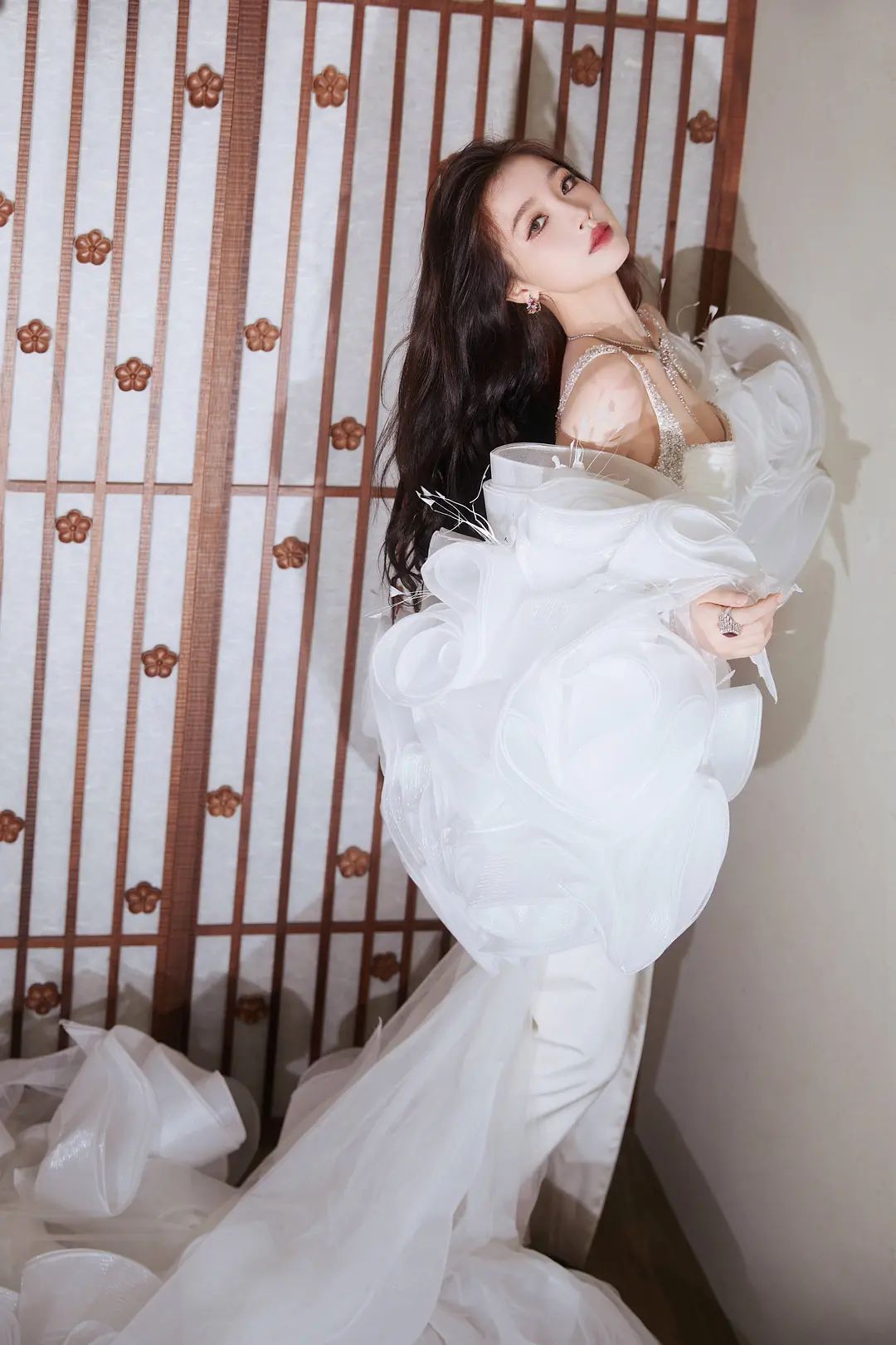 GQ盛典虞书欣生图一言难尽！妆容邋遢被吐槽刮了两层腻子，还嘟嘴