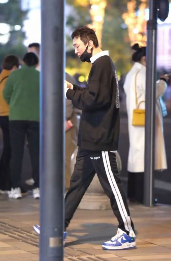 王思聪独自现身太古里,一身行头超10万,穿搭太土被指像地摊货