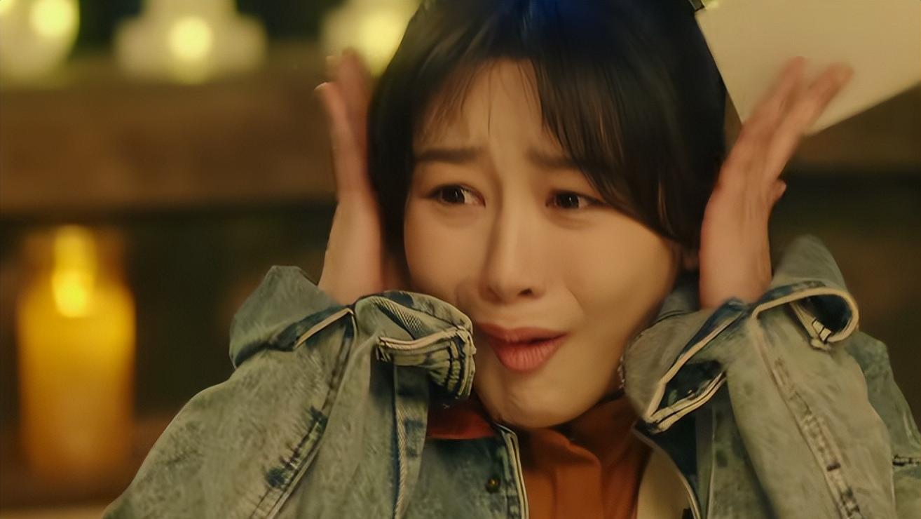 演员“强行扮嫩”的风又刮到了江苏卫视剧里，一脸疲态穿校服真尬