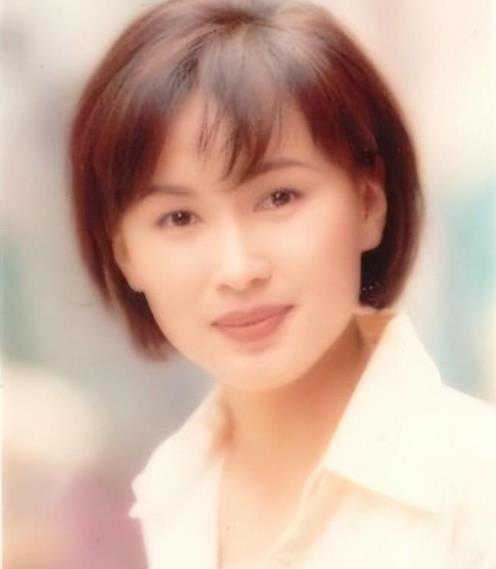 曾是“亚视一姐”，却被渣男老公骗光家产，如今61岁落寞街头