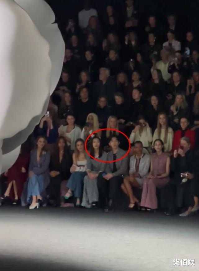 刘雯|刘雯和井柏然同框看秀，坐一起畅聊，大表姐还帮男友整理项链好甜