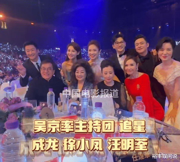 74岁徐小凤湾区晚会献唱遭质疑!口离麦远疑似假唱,多人在线回怼