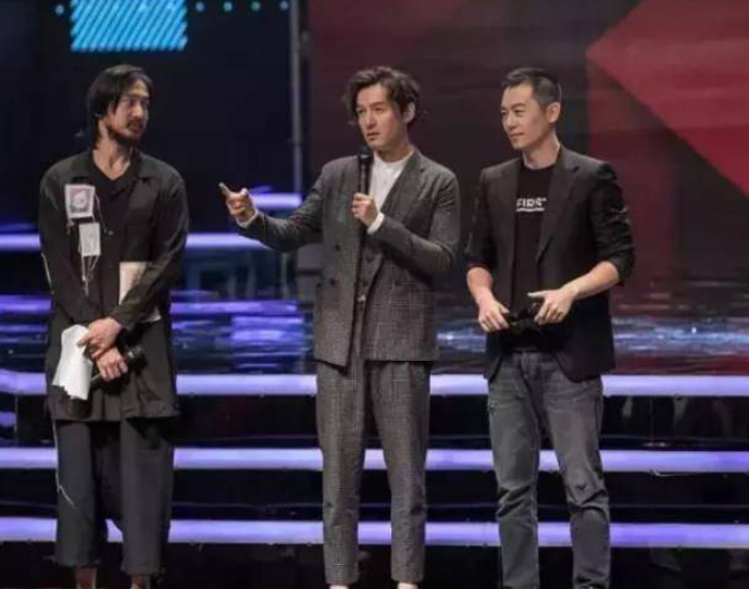 1米85胡歌遇见1米80朱亚文,仅差5cm,网友称,谎报身高尴尬不