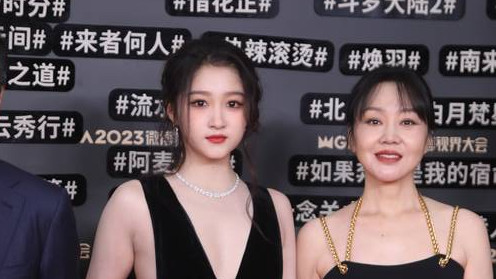 关晓彤闫妮礼服太大胆，关晓彤深V侧面全露，闫妮礼服似屠夫围裙