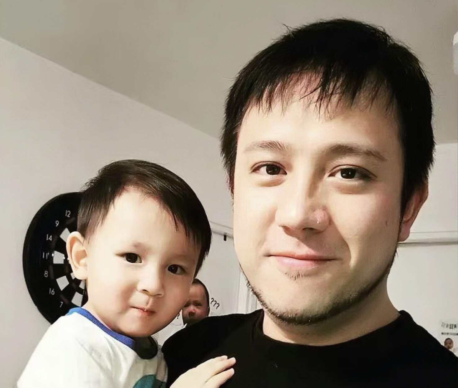 恭喜！香港知名“渣男”妻子发文暗示怀四胎，夫妻俩多次被传离婚