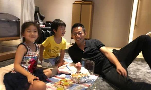 港媒曝大S瘫痪入院，儿女已入住北京豪宅，汪爸使用美人计求和S妈