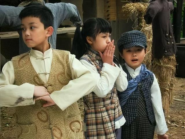 她6岁被成龙抱着上春晚，却因《花千骨》被骂退圈，如今怎样了