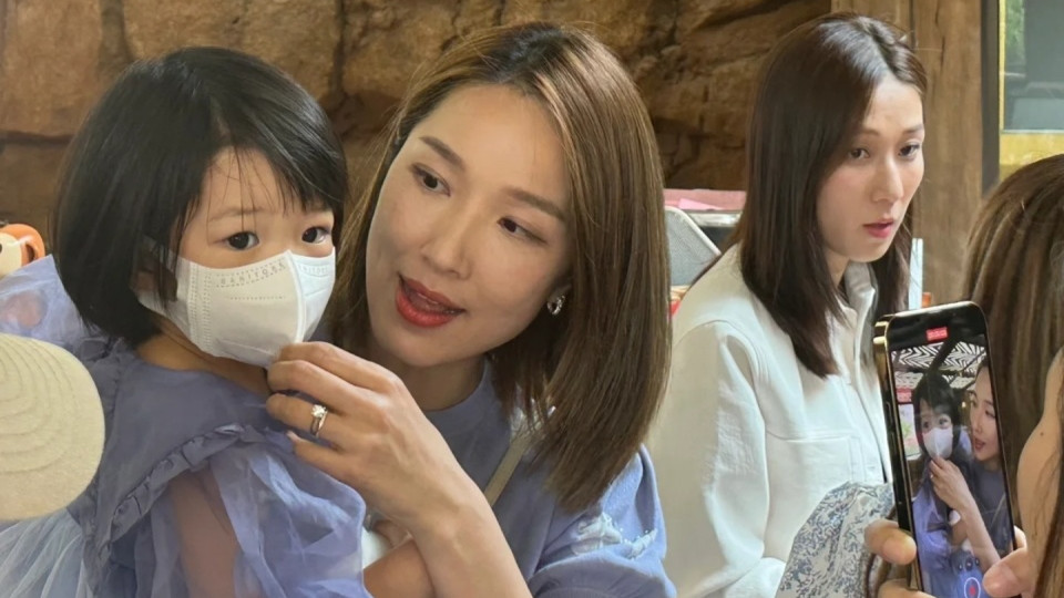 何炅|李亚男钟嘉欣一起带着子女到主题乐园游玩 子女被赞漂亮和可爱