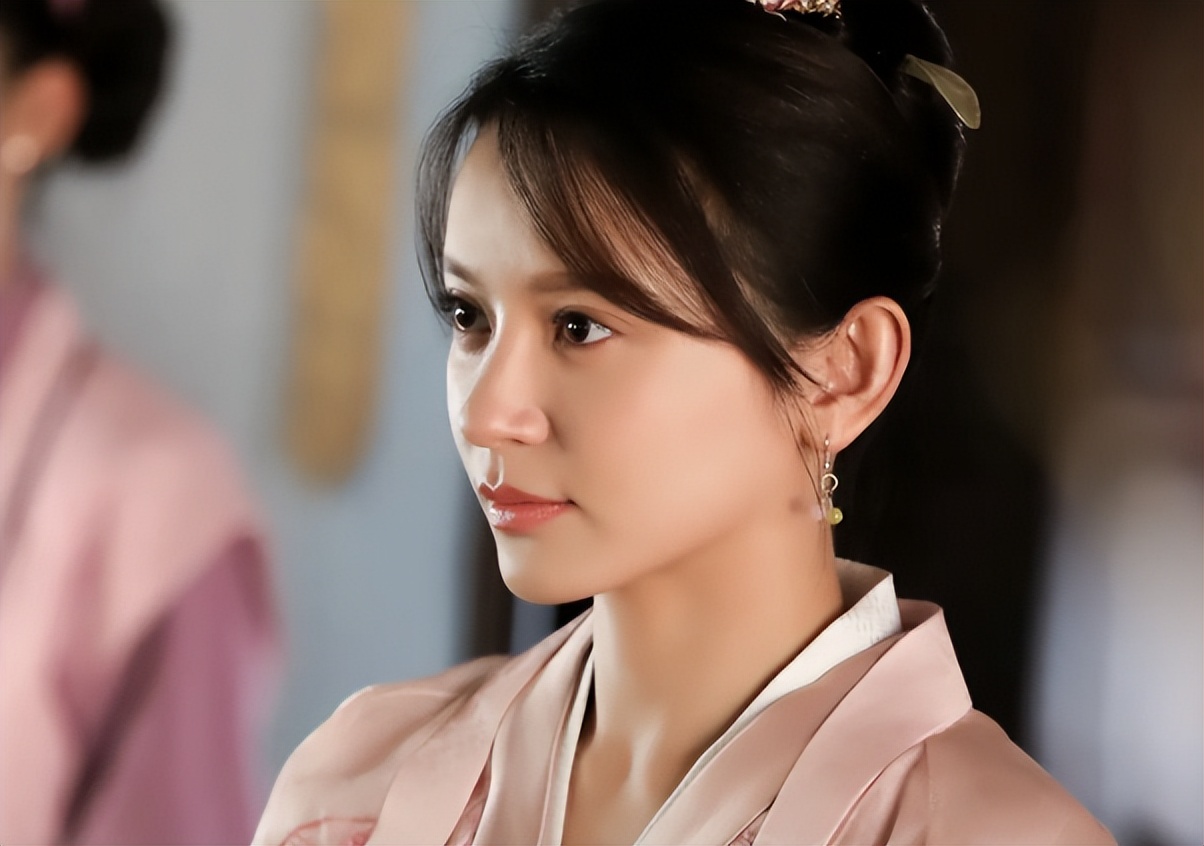 一张假脸毁掉整部剧!这三位女演员,顶着馒头脸演职场剧,不尴么