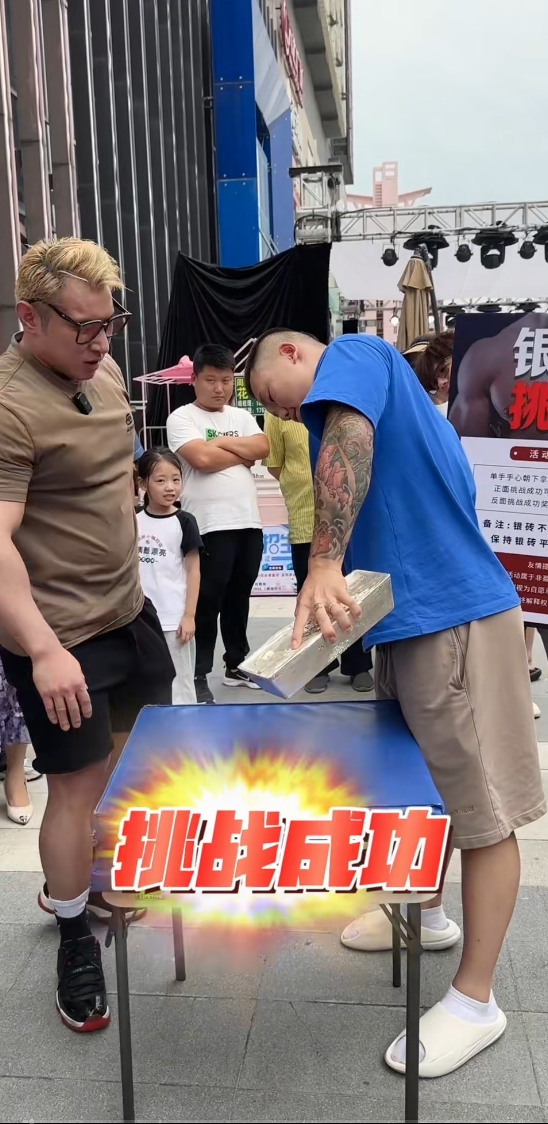 举起100公斤的哑铃就可以拿到奖金,健身华哥的活动挺有意义的