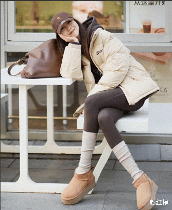 今年“冬服+瑜伽裤”又被带火了！瞧素人都爱这么穿，时髦显瘦！