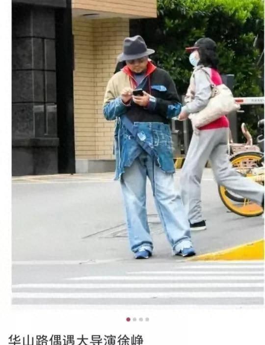 51岁的徐峥发福难以认出，穿美国国旗服装逛上海，衣品前卫又时尚