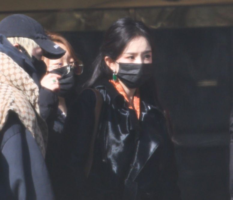 春晚|杨幂现身春晚第三次联排!身材惹火显年轻,与辛芷蕾比美各有千秋