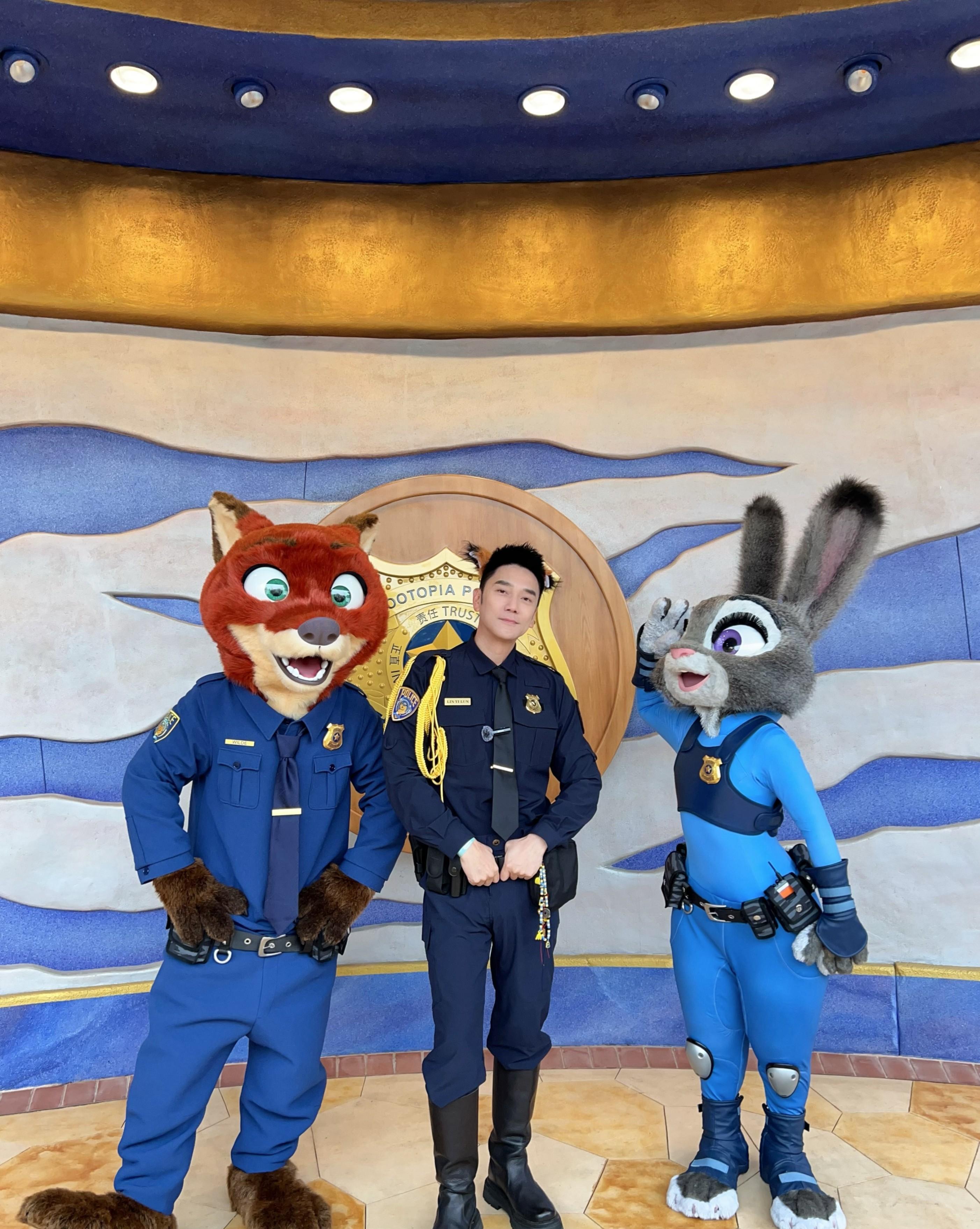 笑喷！林依轮和23岁儿子游上海迪士尼，网友：别合影，对儿子不利