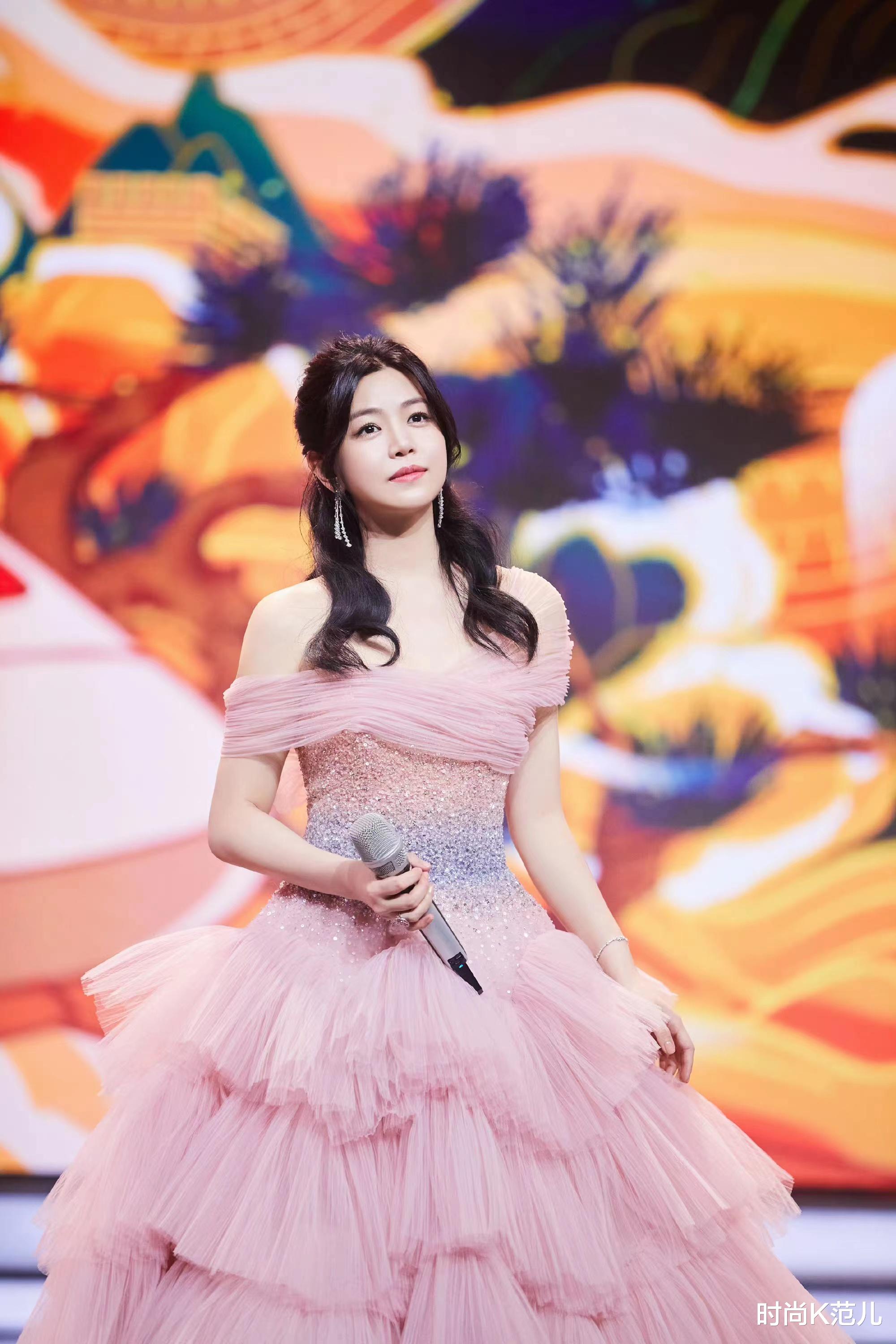 陈妍希|陈妍希登台献唱,穿一条粉色蛋糕裙,甜美减龄气质出众!