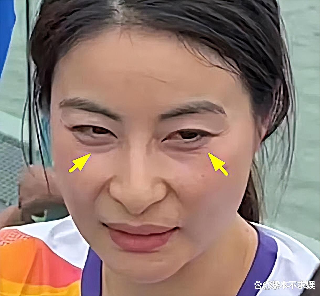 41岁郭晶晶西湖被偶遇,十级美颜仍皱纹明显,戴定制项链太幸福!