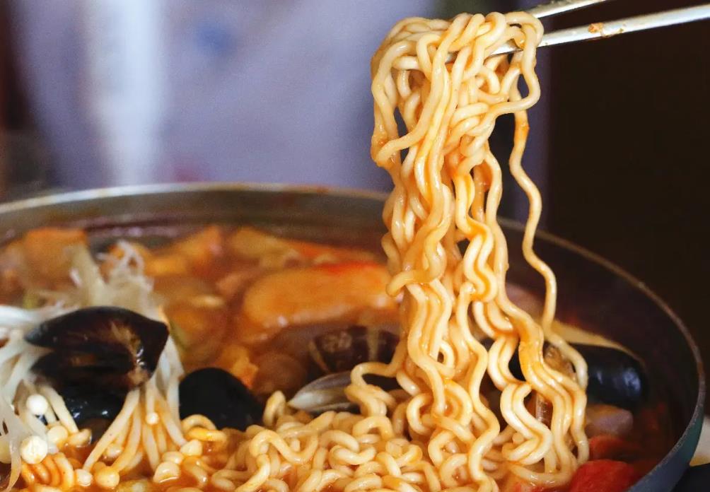 热干面|康师傅“劲敌”诞生!中国泡面界迎来“新物种”,吃货们纷纷喜新厌旧