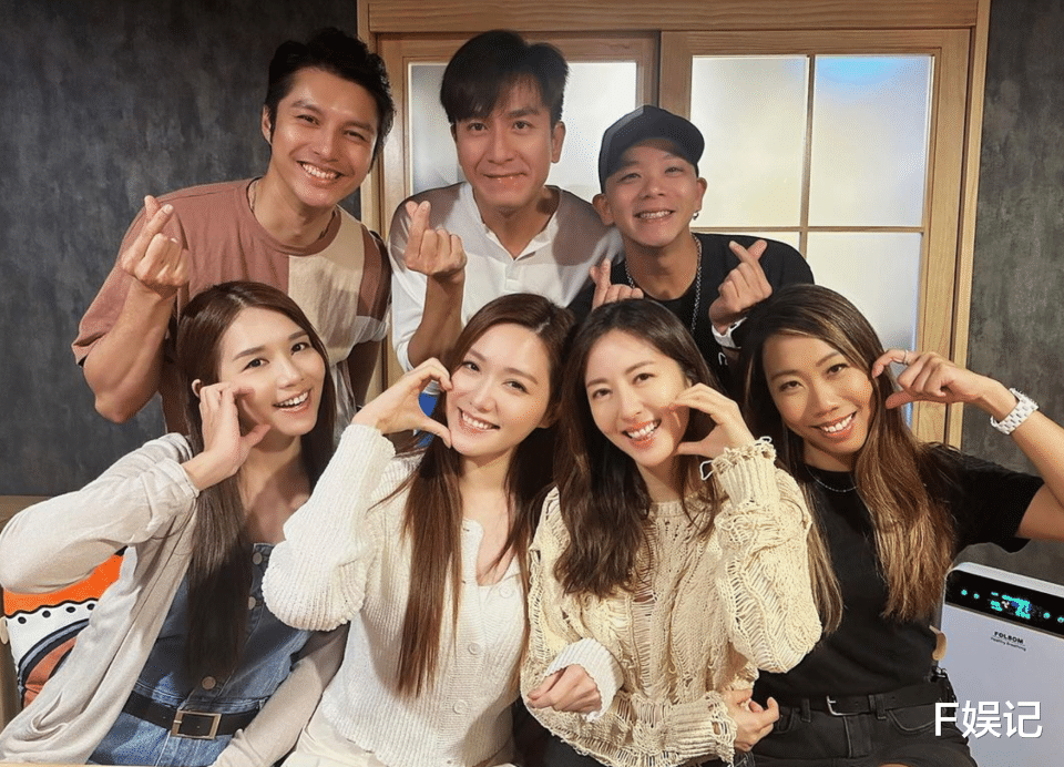 马国明婚礼前夕带汤洛雯见圈中好友 与唐诗咏黄嘉乐林子善开心合影