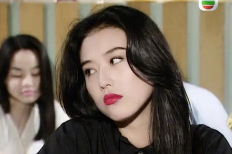 |周海媚：婚姻失败后放纵的一生，靠美貌征服9个男人，现与爱犬相伴