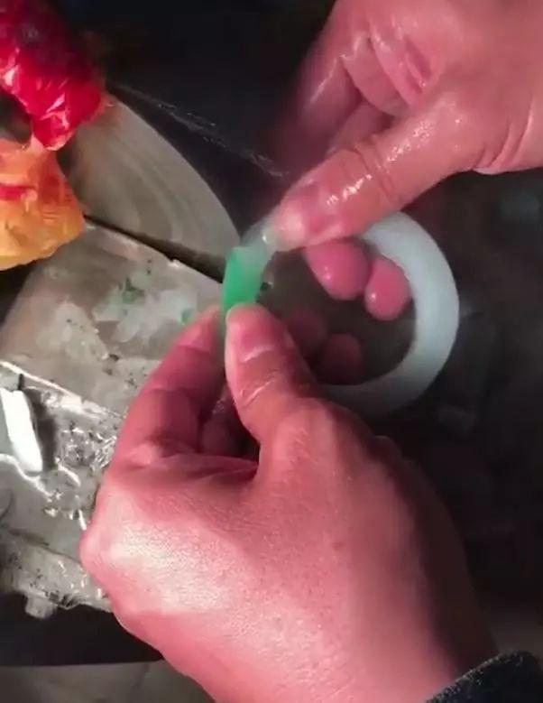 翡翠手镯|手镯胚不慎撞裂，只能锯断取戒面