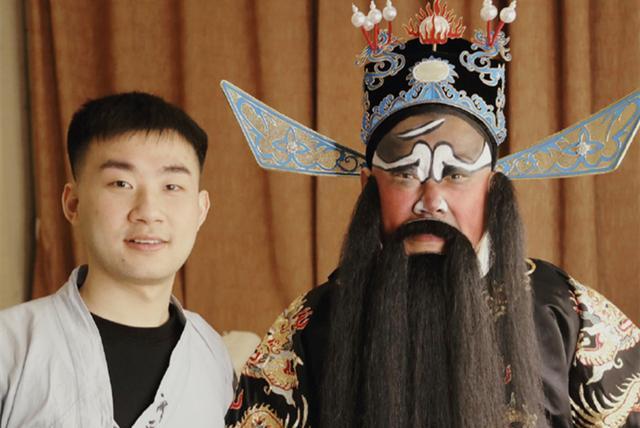 德云社|德云社陶阳深夜发文，晒后台合影备受关注，陶老板是真“宠粉”