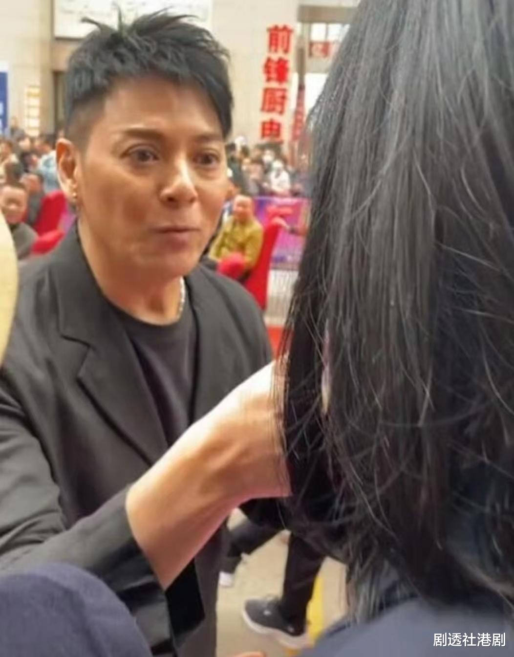 靠晒父女情洗底?知名港星带女儿街头吃鱼蛋,疑似为回港发展准备