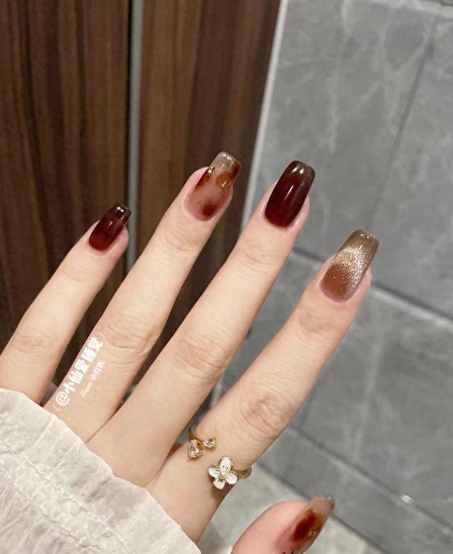 高贵显白美甲：金棕色YYDS--秋季美甲推荐