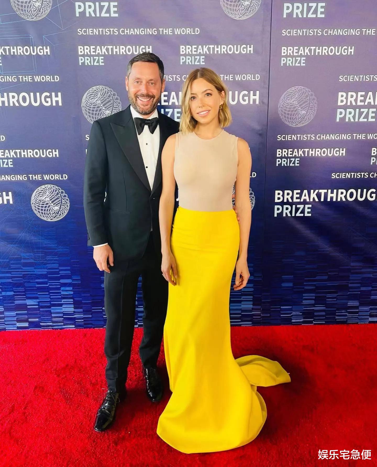 贝佐斯举办订婚派对,来宾都围绕女友桑切斯,邓文迪未进核心合影