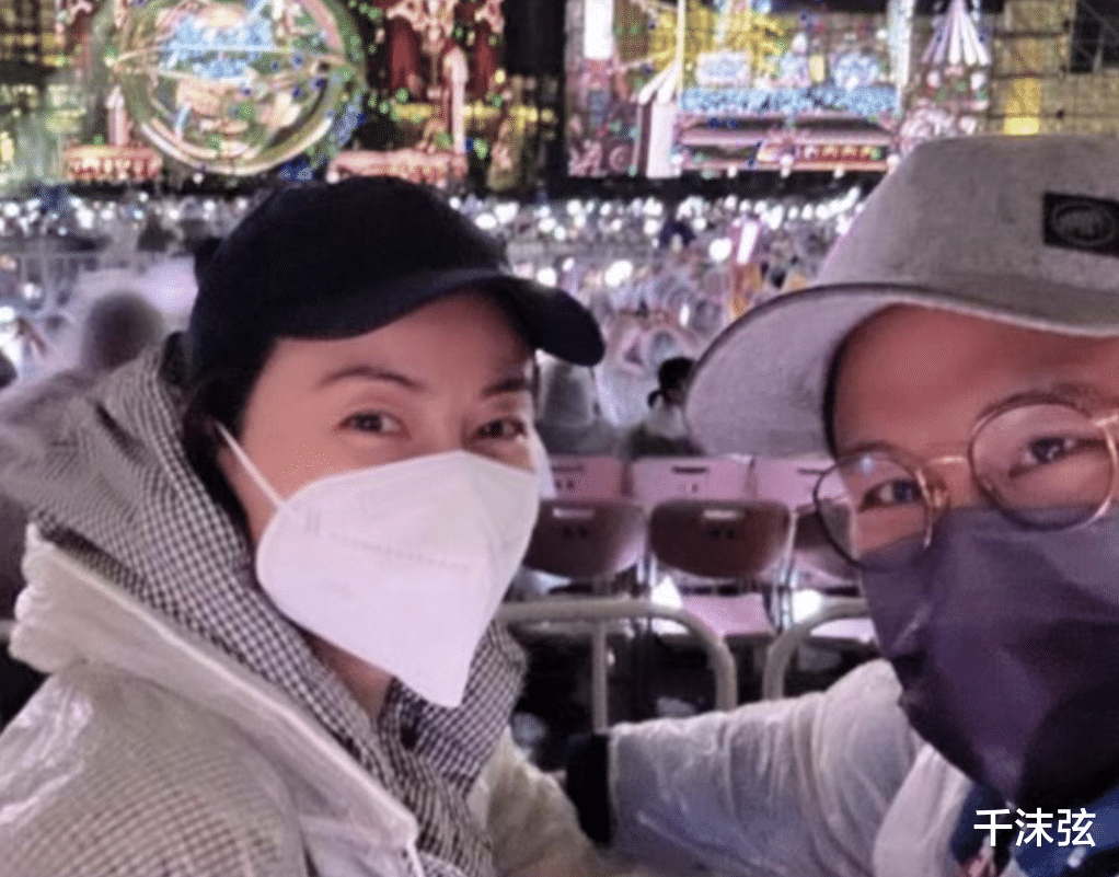 |郭晶晶夫妇现身展会,拎9.9元布袋接地气,霍启刚秀恩爱忘拎包