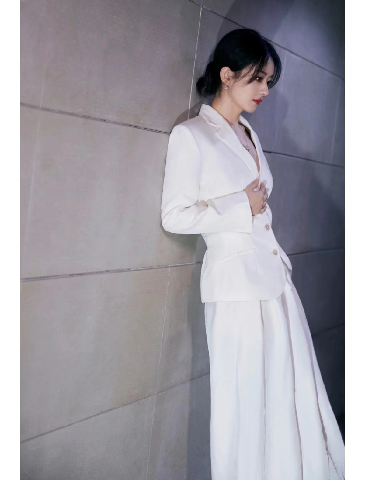 赵丽颖送新春祝福造型爆火!新发型新妆容惊艳到大家,造型师好牛