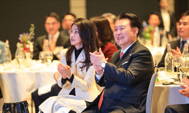 韩国第一夫人美到“郁金香之国” !4天7套look 却不及荷兰王后贵气