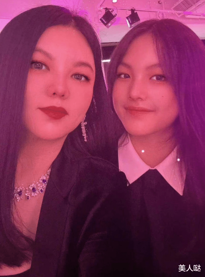 王诗龄发育过猛像换了个人！大眼睛加瓜子脸成李湘翻版，穿小黑裙美到认不出