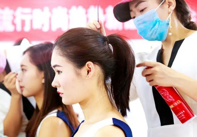 名校美术生毕业后找不到工作,转行当起美甲师,收入远超同龄人