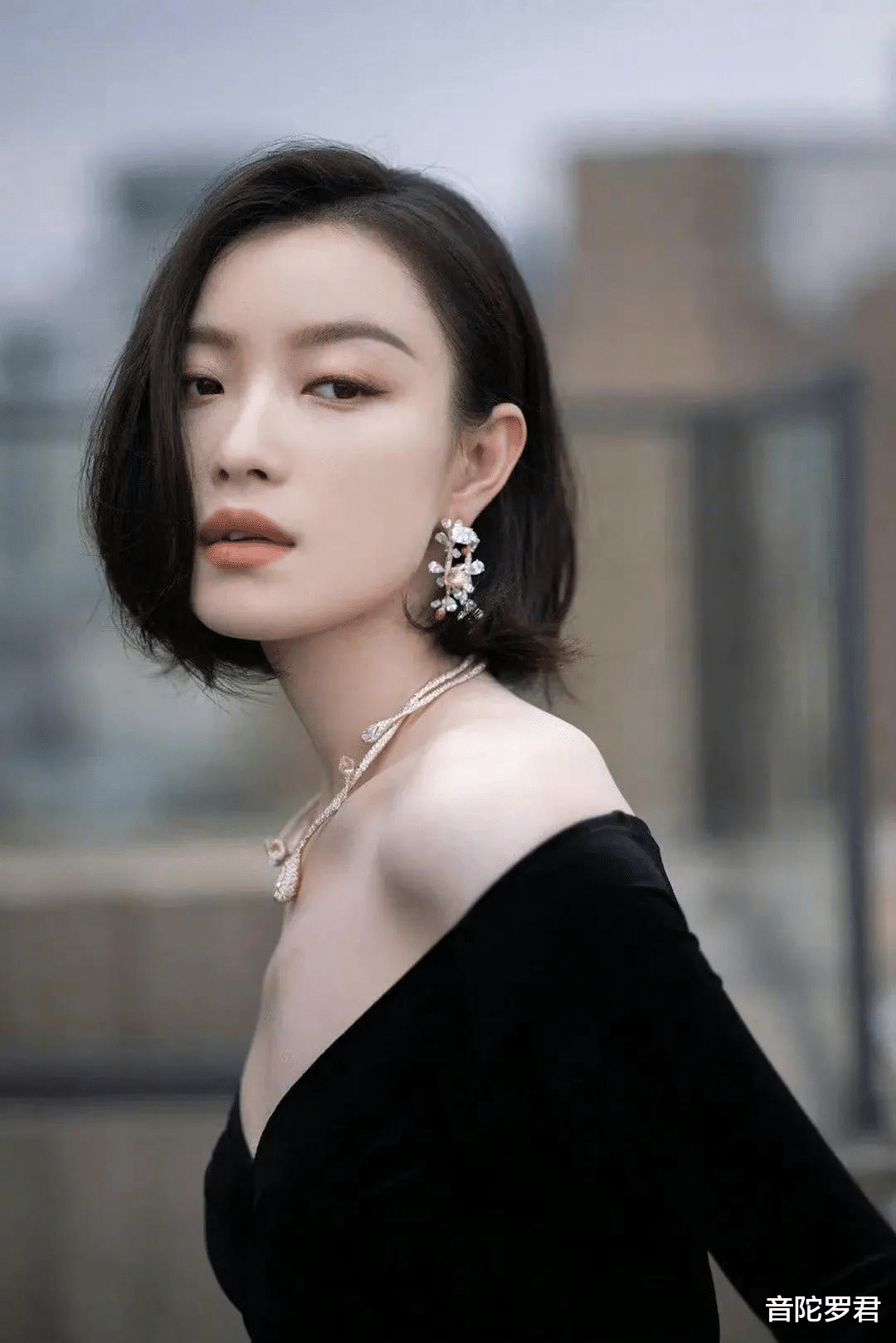 被赶到走廊睡觉、手接口水、跪地伺候穿鞋、这些明星哪来的优越感