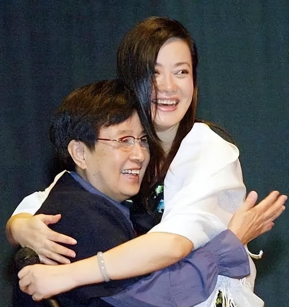 打败韦唯毛阿敏，却被亲弟弟砸成了脑震荡，一代歌后沦为保姆谋生