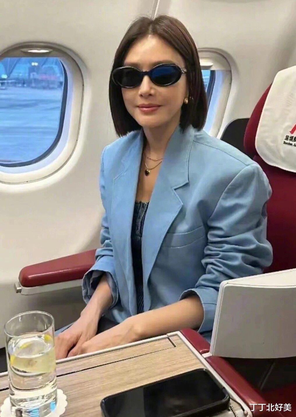 44岁秦岚带火了一种新穿法:“外面去开会,里面去夜店”,太减龄