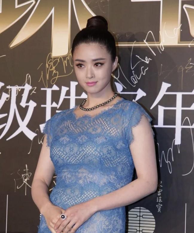 蒋欣|蒋欣瘦成纸片人,董洁像大头娃娃,娱圈病态审美要卷土重来了?