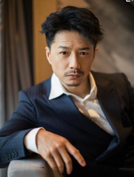 段奕宏:与中村幸子相恋零绯闻,凭借演技坐上了白玉兰评委席