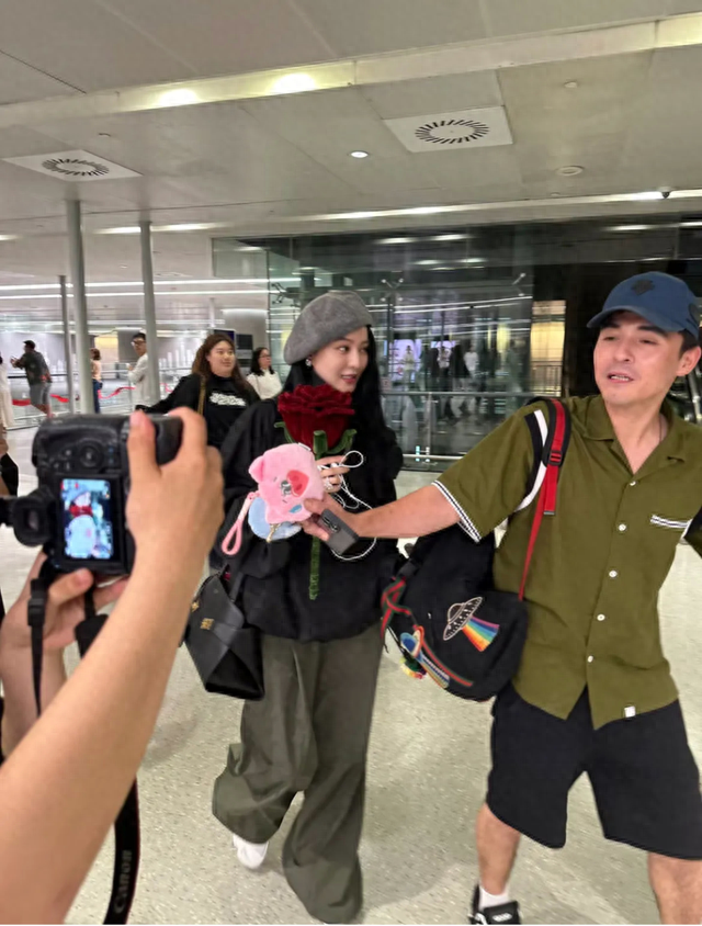 在机场拍到范冰冰,比以前更漂亮有松弛感,生图自然感叹她好少女