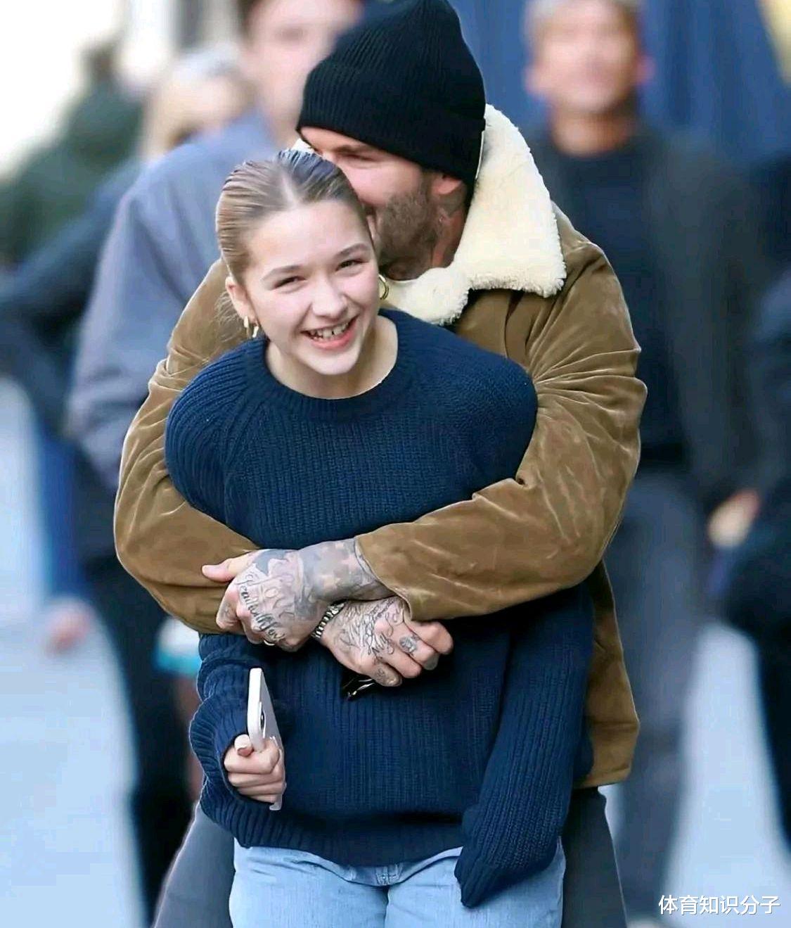 宠溺!贝克汉姆从背后搂着14岁小女儿不放手,小七不好意思了