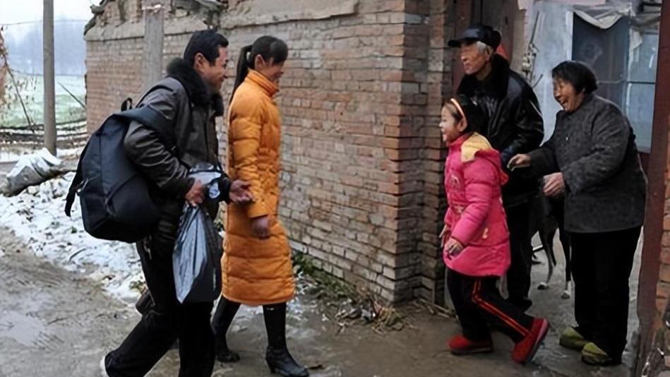 初三被迫退学，妹妹被骗爸爸让她拿钱，父亲去世后她多年不再回家