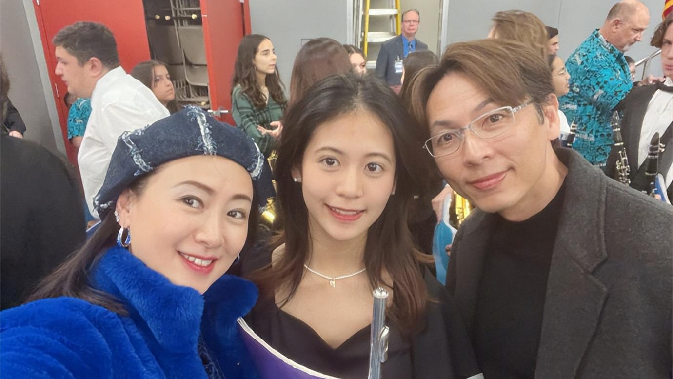 翁虹|翁虹一家美国过情人节！15岁女儿高颜值赛明星，已入读当地学校