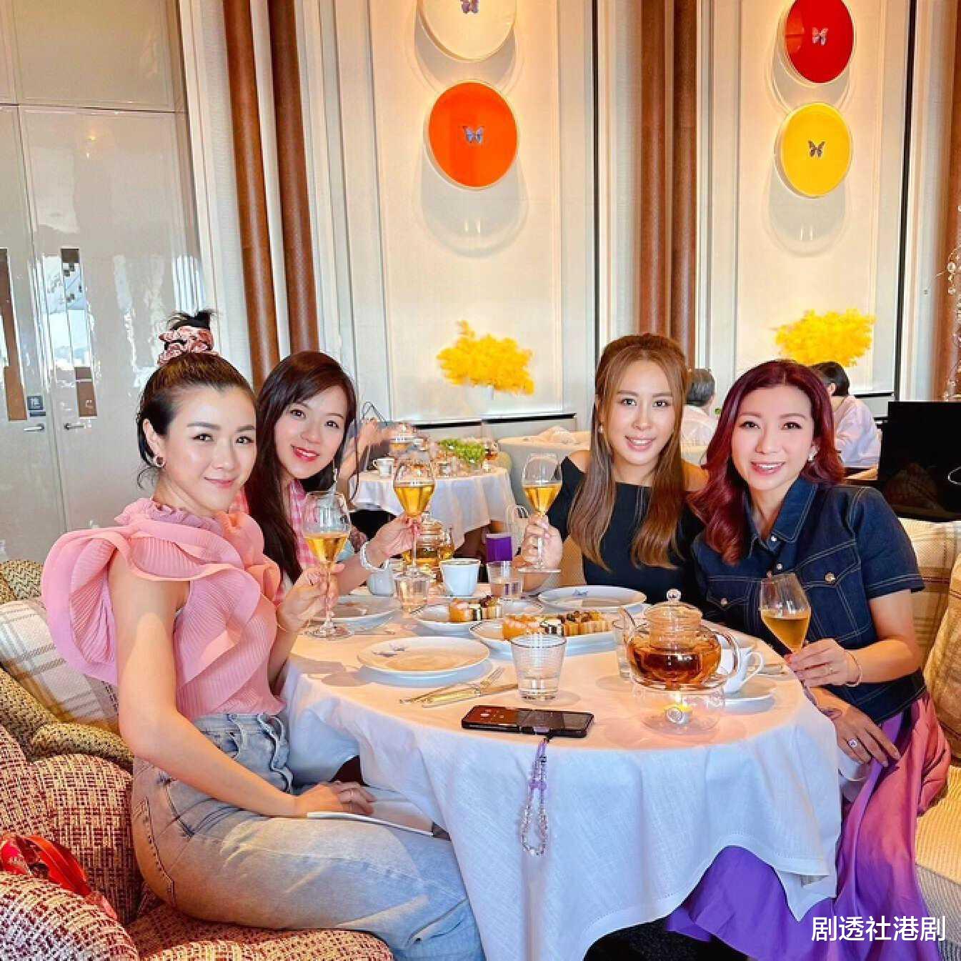 TVB知名女星获港姐密友庆生！穿紫色裙显高贵，视帝妻子少女味足