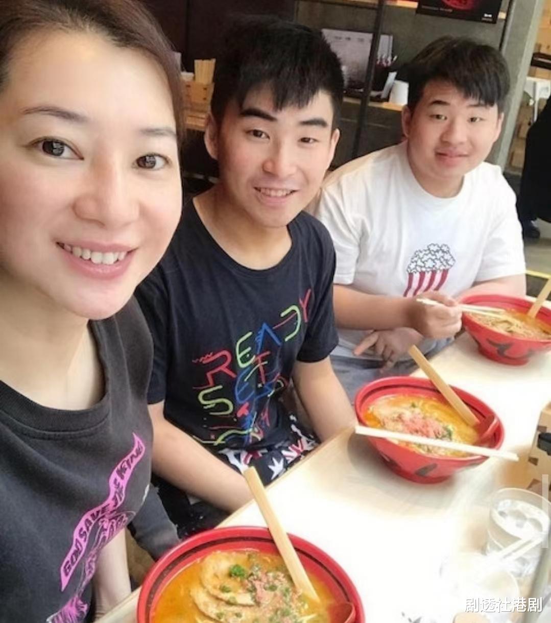 浪漫!前港姐与老公庆结婚周年,携两子改嫁新加坡富商成幸福少奶