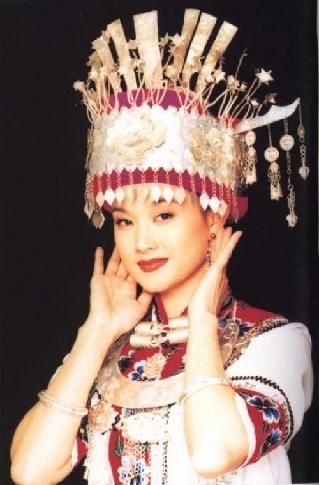 春晚|告别春晚10年，57岁宋祖英低调露面，剪短发逛街韵味十足