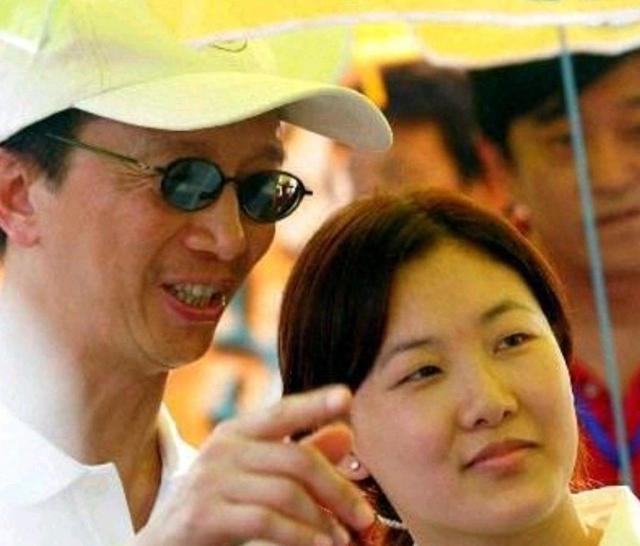 香港“财神爷”弃发妻追陈慧珊,风水师一句话,他转身娶了伏明霞